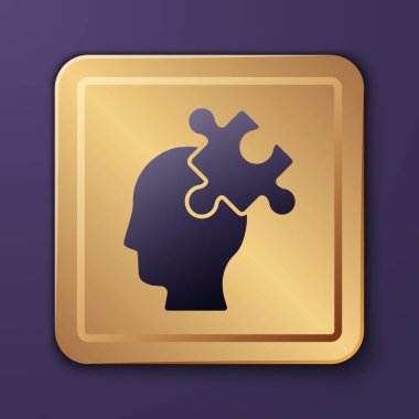 Mor arka planda izole edilmiş psikoloji ikonundaki soruna mor çözüm. Bulmaca. Akıl sağlığı terapisi. Altın kare düğme. Vektör.