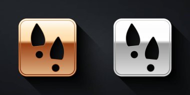 Altın ve gümüş rengi insan ayak izleri siyah arka planda izole edilmiş ayakkabı ikonu. Ayakkabı tabanı. Uzun gölge tarzı. Vektör.