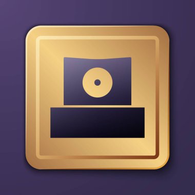 Mor püskürtme kapak simgesini mor arkaplanda izole edebilir. Altın kare düğme. Vektör.