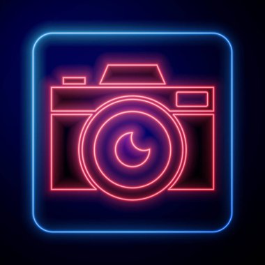 Parlayan neon fotoğraf makinesi ikonu mavi arkaplanda izole edildi. Fotoğraf makinesi simgesi. Vektör İllüstrasyonu.