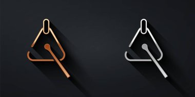 Altın ve gümüş üçgen müzik aleti simgesi siyah arka planda izole edildi. Uzun gölge tarzı. Vektör.