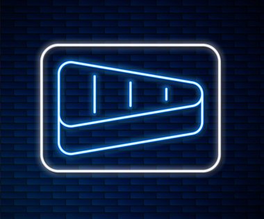 Parlayan neon hattı biftek ikonu tuğla duvar arka planında izole edilmiş. Vektör.