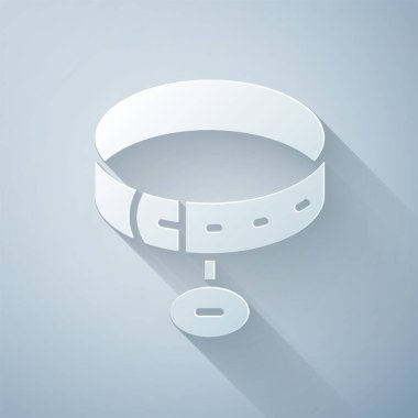 Gri arkaplanda isim etiketi simgesi olan kağıt kesiği yaka. Evcil hayvanlar için basit malzemeler. Kedi köpek bakımı. Evcil hayvan zincirleri. Kağıt sanatı tarzı. Vektör.