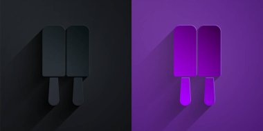 Kağıt kesiği dondurma çubuk ikonu üzerinde siyah üzerine mor arka planda izole edilmiş. Güzel sembol. Kağıt sanatı tarzı. Vektör.