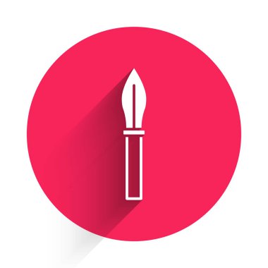 Beyaz Ortaçağ mızrak ikonu uzun gölgeli izole edilmiş. Ortaçağ silahı. Kırmızı daire düğmesi. Vektör.