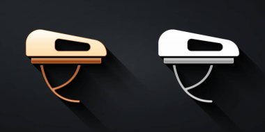 Siyah arkaplanda altın ve gümüş bisiklet başlığı simgesi var. Olağanüstü bir spor. Spor malzemeleri. Uzun gölge tarzı. Vektör.