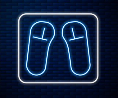 Parlayan neon çizgili Slipper simgesi tuğla duvar arka planında izole edildi. Parmak arası terlik işareti. Vektör İllüstrasyonu.