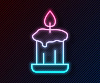 Parlayan neon çizgisi, siyah arkaplanda izole edilmiş şamdan ikonunda yanan mum. Eski moda yanan mum. Silindirik mum çubuğu ve yanan ateş. Vektör.
