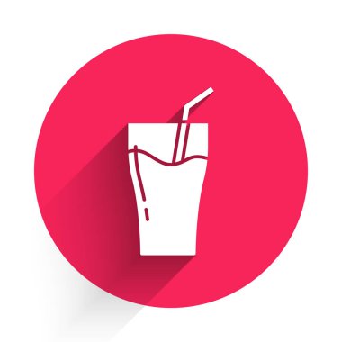 Uzun gölgeli beyaz bardak meyve suyu ikonu. İçmek için tüp. Sağlıklı organik yiyecekler. Citrus meyvesi. Kırmızı daire düğmesi. Vektör.