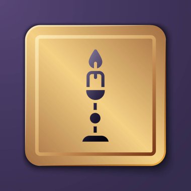Mor arkaplanda izole edilmiş şamdan ikonunda mor yanan mum. Eski moda yanan mum. Silindirik mum çubuğu ve yanan ateş. Altın kare düğme. Vektör.