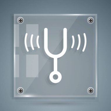 Gri arkaplanda izole edilmiş müzik aletleri simgesini ayarlamak için beyaz müzikal diyapazon. Kare cam paneller. Vektör.