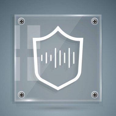 Beyaz Kalkan ses tanıma simgesi gri arkaplanda izole edildi. Kimlik tanıma için ses biyometrik kimlik doğrulaması. Kare cam paneller. Vektör.