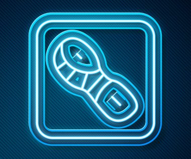 Parlayan neon çizgisi. Mavi arka planda izole edilmiş insan ayak izi ikonu. Ayakkabı tabanı. Vektör.