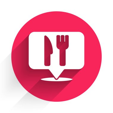 Beyaz Kafe ve restoran konumu ikonu uzun gölgeli izole edilmiş. Noktanın içinde çatal ve kaşık yeme işareti var. Kırmızı daire düğmesi. Vektör..