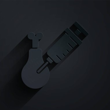 Kağıt kesiği Gmo araştırma tavuk simgesi siyah arka planda izole. Şırınga tavuğa enjekte ediliyor. Kağıt sanatı tarzı. Vektör.