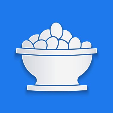 Kağıt kesiği zeytinleri mavi arka planda izole edilmiş vazo ikonunda. Kağıt sanatı tarzı. Vektör.