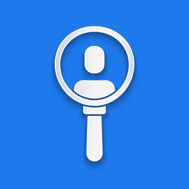 Kağıt kesiği, mavi arka planda izole edilmiş bir insan simgesini aramak için büyüteç. İşe alma ya da seçme. Çalışanları ve işi ara. Kağıt sanatı tarzı. Vektör.