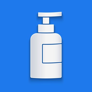 Kağıt kesiği şampuan şişesi mavi arka planda izole edilmiş. Kağıt sanatı tarzı. Vektör.