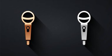 Siyah arkaplanda altın ve gümüş renkli mikrofon simgesi var. Radyodaki mikrofondan. Sözcü işareti. Uzun gölge tarzı. Vektör.