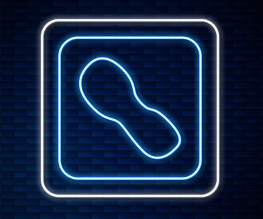 Parlayan neon çizgisi insan ayak izleri. Duvarın arkasında izole edilmiş ayakkabı ikonu. Ayakkabı tabanı. Vektör.