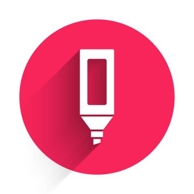 Beyaz İşaretli kalem simgesi uzun gölgeyle izole edildi. Kırmızı daire düğmesi. Vektör.