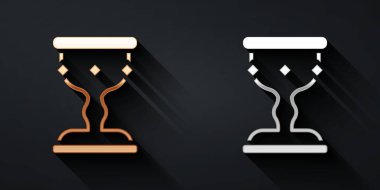 Siyah arka planda izole edilmiş altın ve gümüş Ortaçağ kadeh ikonu. Uzun gölge tarzı. Vektör.