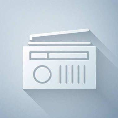 Gri arkaplanda anten simgesi olan kağıt kesiği Radyo. Kağıt sanatı tarzı. Vektör İllüstrasyonu.