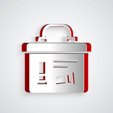 Kağıt kesiği askeri mühimmat kutusu ve gri arka planda izole edilmiş mermi ikonu. Kağıt sanatı tarzı. Vektör.