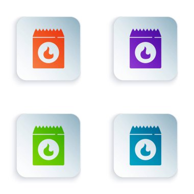 Yeşil ve siyah barbekü kömür torbası ikonu bej arka planda izole edilmiş pürüzsüz desen. Vektör.