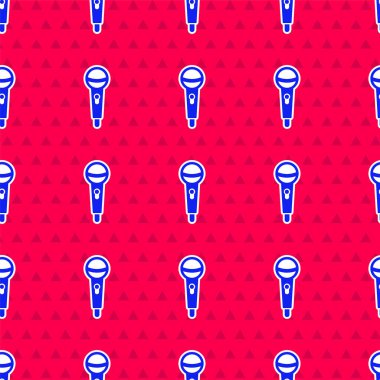 Mavi Mikrofon simgesi kırmızı arkaplanda izole edilmiş. Radyodaki mikrofondan. Sözcü işareti. Vektör.