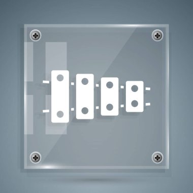 Beyaz ksilofon. Gri arkaplanda 13 tahta çubuk ve iki perküsyon tokmağı olan bir müzik aleti. Kare cam paneller. Vektör.