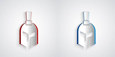 Kağıt kesiği Yunan kask simgesi gri arkaplanda izole edilmiş. Tüylü ya da at tüylü askerleri korumak için antika miğfer. Kağıt sanatı tarzı. Vektör.