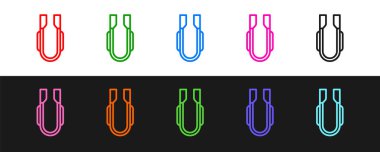 Siyah ve beyaz arkaplanda Et maşası simgesi belirle. Barbekü maşası imzası. Barbekü ve ızgara aleti. Vektör.