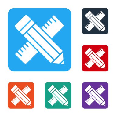 Beyaz Çapraz cetvel ve kalem simgesi beyaz arkaplanda izole edilmiş. Düz sembol. Çizim ve eğitim araçları. Renkli kare düğmelerle simgeleri ayarla. Vektör.