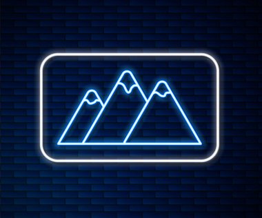 Parlayan neon hattı dağ ikonu tuğla duvar arka planında izole edilmiş. Zaferin ya da başarının sembolü. Vektör.