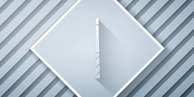 Kağıt kesiği, gri arkaplanda izole edilmiş bilardo ıstakası simgesi. Kağıt sanatı tarzı. Vektör.