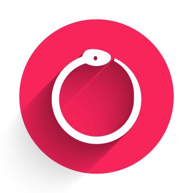Ouroboros ikonunun uzun gölgeli beyaz büyü sembolü. Yılan kendi kuyruğunu ısırıyor. Hayvan ve sonsuzluk, mitoloji ve yılan. Kırmızı daire düğmesi. Vektör.