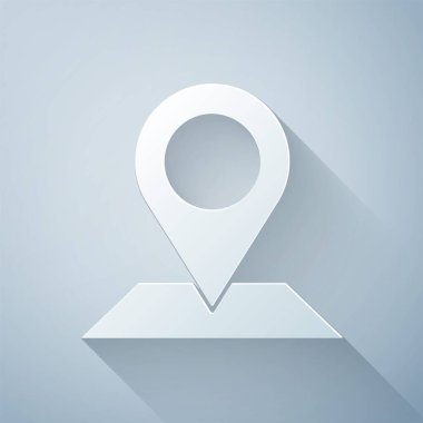Kağıt kesiği Harita iğne simgesi gri arkaplanda izole edildi. Navigasyon, işaret, konum, harita, GPS, yön, yer, pusula, arama konsepti. Kağıt sanatı tarzı. Vektör.