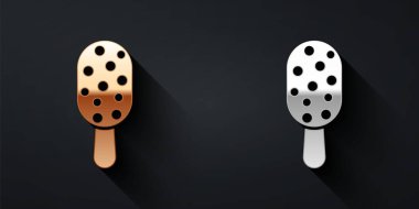 Siyah arka planda izole edilmiş çubuk ikonlu altın ve gümüş dondurma. Güzel sembol. Uzun gölge tarzı. Vektör.