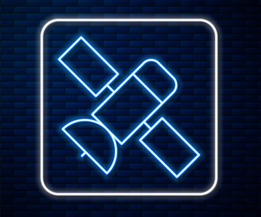 Parlayan neon hattı uydu ikonu tuğla duvar arka planında izole edildi. Vektör.