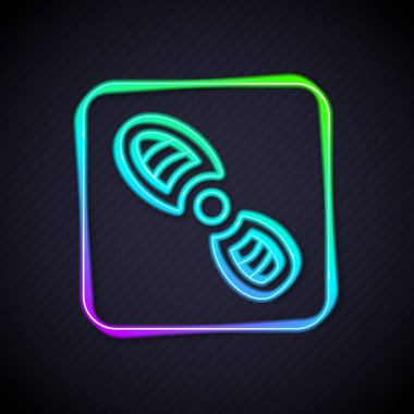 Parlayan neon çizgisi insan ayak izi ayakkabı ikonu siyah arkaplanda izole edildi. Ayakkabı tabanı. Vektör.