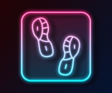 Parlayan neon çizgisi insan ayak izi ayakkabı ikonu siyah arkaplanda izole edildi. Ayakkabı tabanı. Vektör.