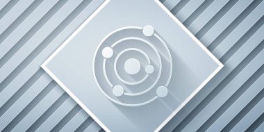 Kağıt kesiği Güneş Sistemi simgesi gri arkaplanda izole edildi. Gezegenler yıldızın etrafında dönerler. Kağıt sanatı tarzı. Vektör.