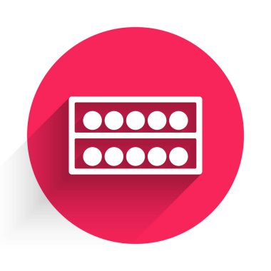 Beyaz bilardo topları uzun gölgeli izole bir simgede. Rafta bilardo topları var. Kırmızı daire düğmesi. Vektör.