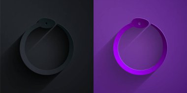 Kağıt kesiği Ouroboros simgesinin sihirli sembolü mor arkaplanda siyah üzerine izole edilmiş. Yılan kendi kuyruğunu ısırıyor. Hayvan ve sonsuzluk, mitoloji ve yılan. Kağıt sanatı tarzı. Vektör.