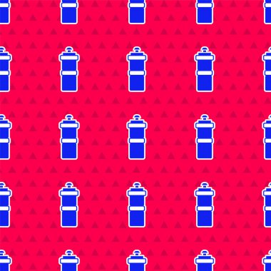 Kırmızı arka planda su ikonlu mavi spor şişesi izole edilmiş. Vektör.