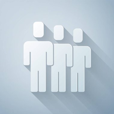 Kağıt kesme Kullanıcı grubu simgesi gri arkaplanda izole edildi. Bir grup insan ikonu. İş simgesi - kullanıcı profili simgesi. Kağıt sanatı tarzı. Vektör.