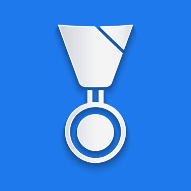 Kağıt kesiği, mavi arka planda askeri ödül ikonu var. Ordu işareti. Kağıt sanatı tarzı. Vektör.