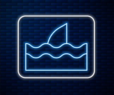 Okyanus dalgası ikonunda parlayan neon hattı köpekbalığı yüzgeci tuğla duvar arka planında izole edilmiş. Vektör.