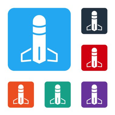 Beyaz arka planda beyaz roket simgesi izole edildi. Renkli kare düğmelerle simgeleri ayarla. Vektör.
